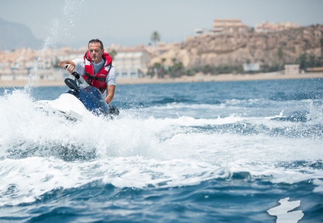  Tenir les commandes du jet ski 